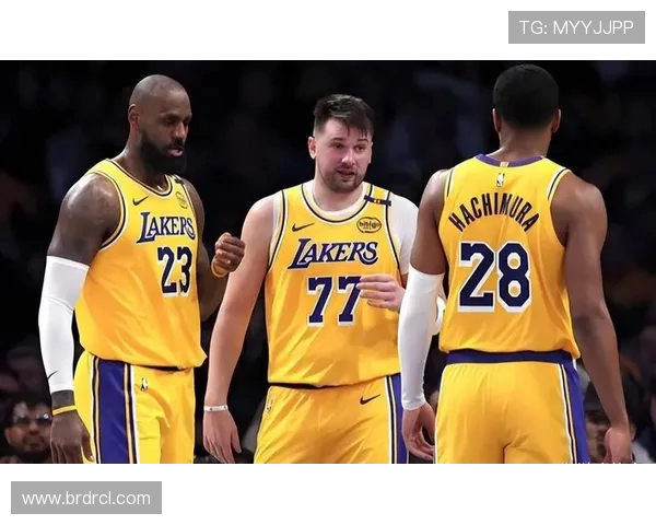 湖人火箭激战正酣NBA赛季精彩对决引发球迷热议与期待